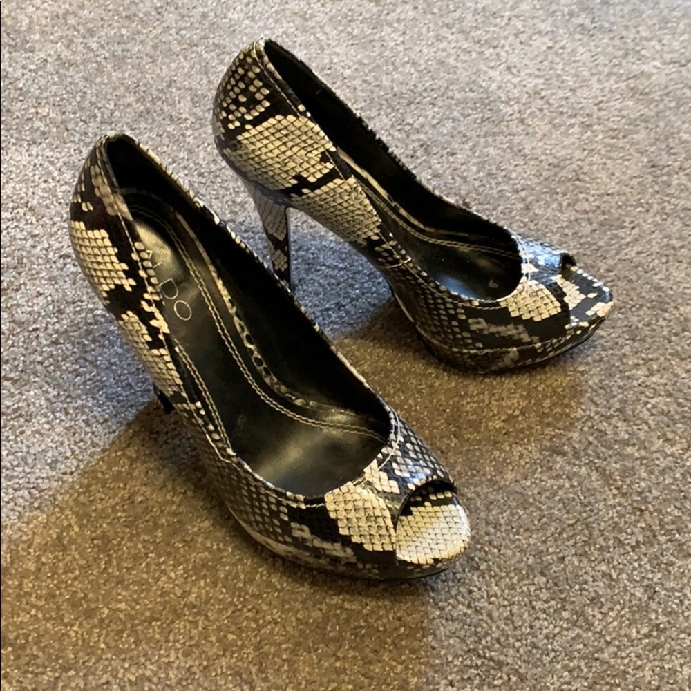Size 38 Aldo black/white/gray snake skin heels